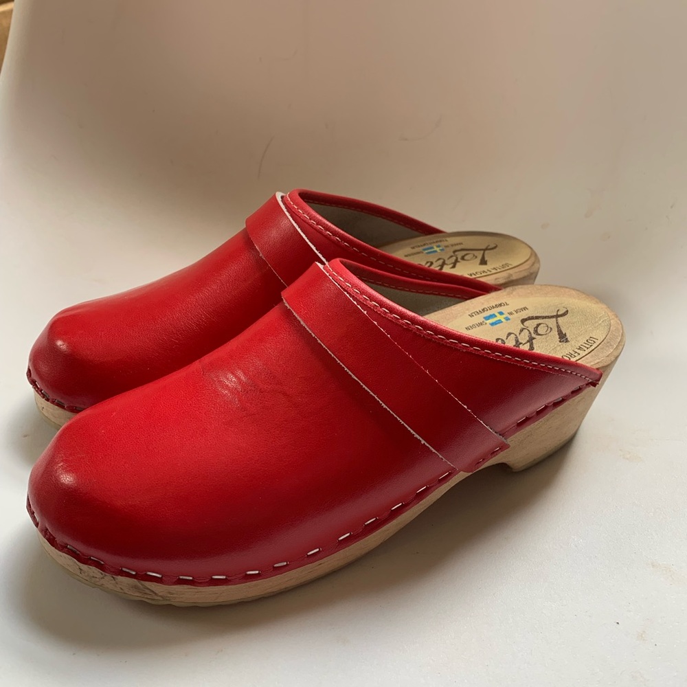 Lotta from Stockholm red clogs